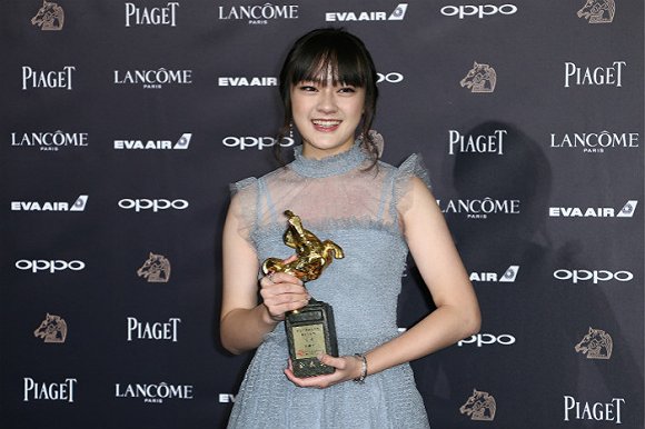 金馬獎揭曉:塗們惠英紅分列最佳男女演員 《相愛相親》7提0中