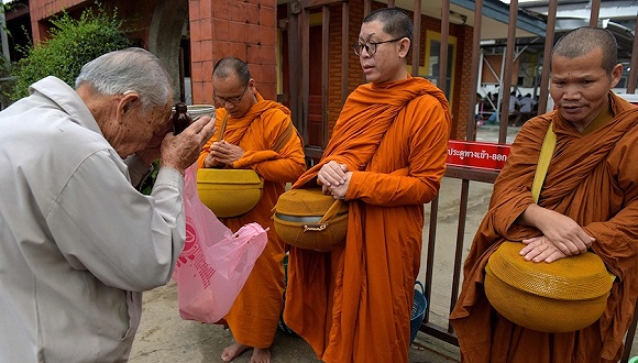 泰國少年足球隊教練是如何幫孩子在黑暗中挺過十天的?