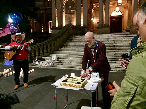 阿桑奇48歲生日全球60城慶生，父親：望早日回國一起喝咖啡
