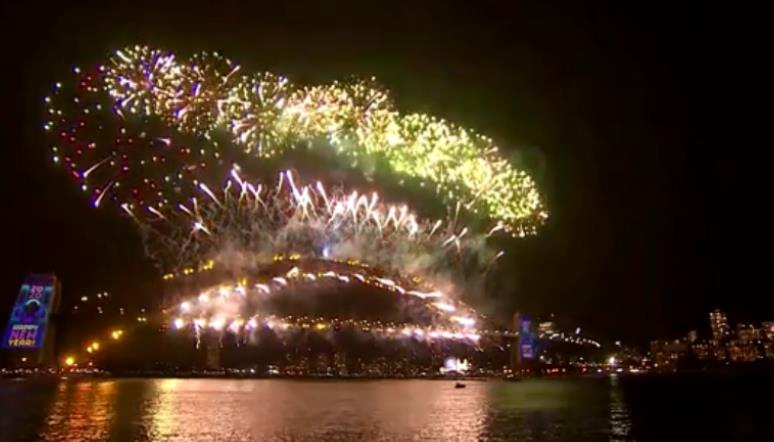 澳大利亞東部現「血色」天空,4000人撤離不及海灘避火